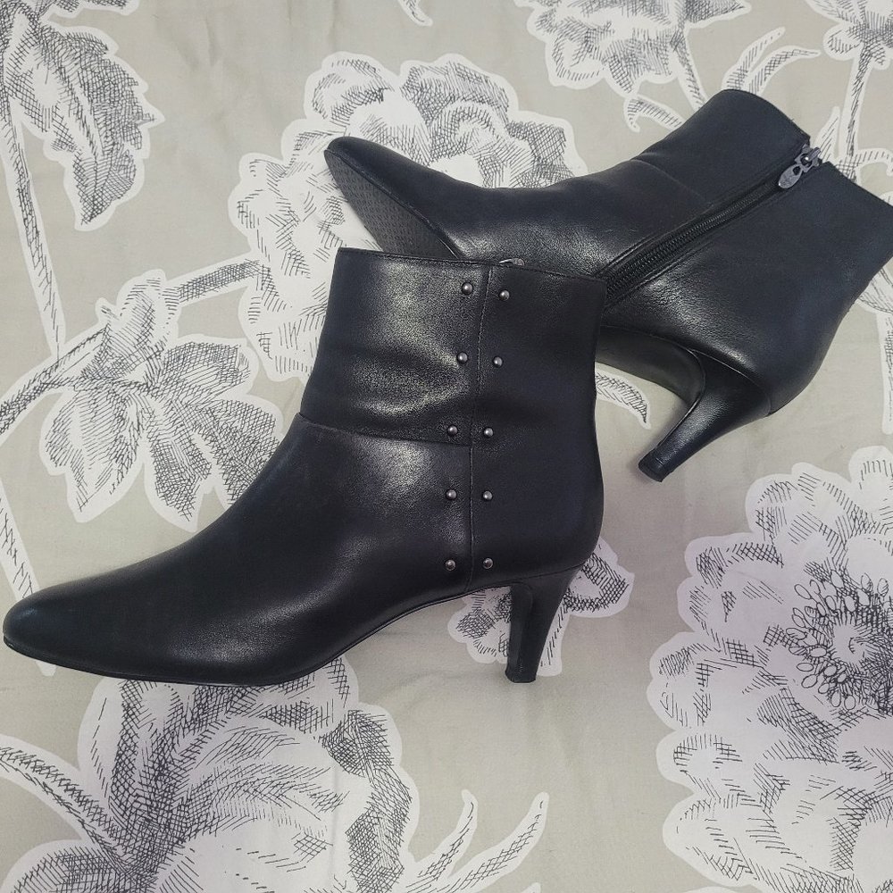 Tahari "Prinston" Black Leather Side Zip Bootie Size 7.5 EUC